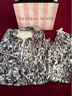 PINK Victoria Secret RELAY FULL-ZIP JACKET and Matching leggings both size XL NWT Color: Snow leopard foil Pick up in Pico Rivera