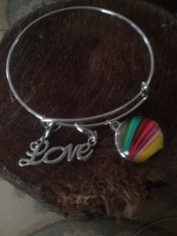 Interchangeable charm bracelet