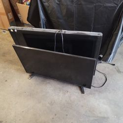 2 Tvs For Sale We Don't Use Them No Remote Not A Smart Tv