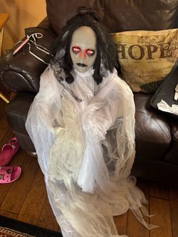 Halloween 43” Blinking eyes and screaming sounds from the Ghost Girl Prompt for indoor or outdoor patio.  New no box  Batteries not included 3 AAA   S