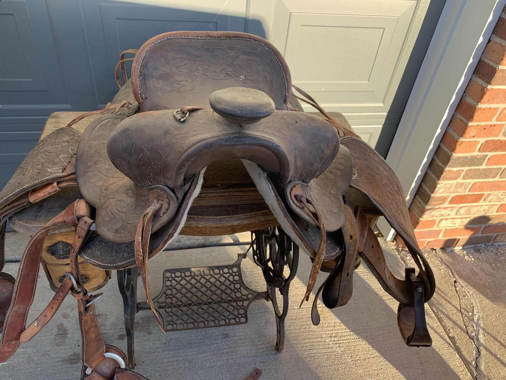 Western Saddles (2)