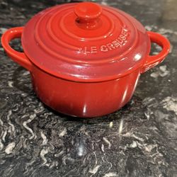 Le Creuset Stoneware Mini Round Cocotte Casserole Dish 8 oz Cerise Red Mini Newer Used