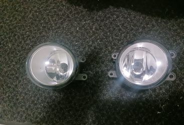 2010 genuine toyota fog lights and base assembly