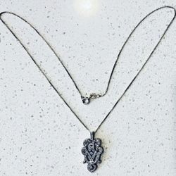 Elegant pendant & sterling silver chain