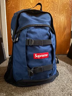 Supreme  navy logo. Rucks