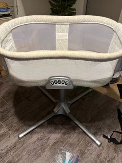 Halo swivel bassinet