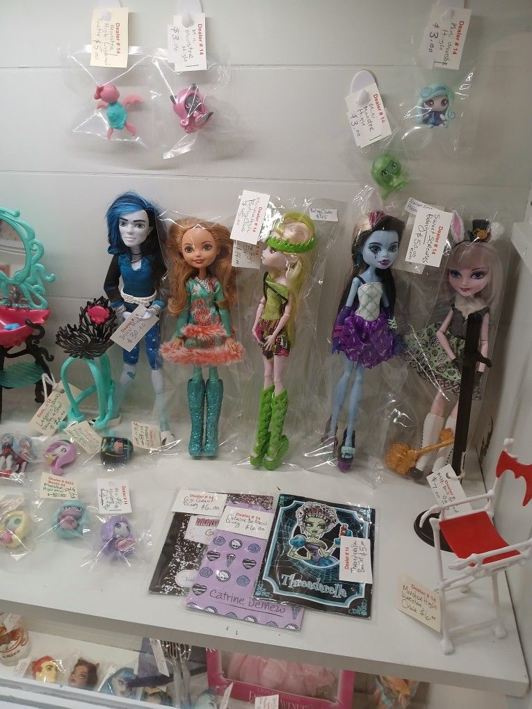 Bratz, Toys,littlest Pet Shop, Stat Wars, Stickers,jewelry, Squish Mellow