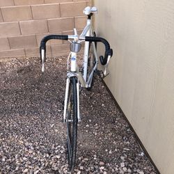 For Sale Road Bike Cannondale 12 Speed Hand Made Shimano 105 Component’s Good Condición 