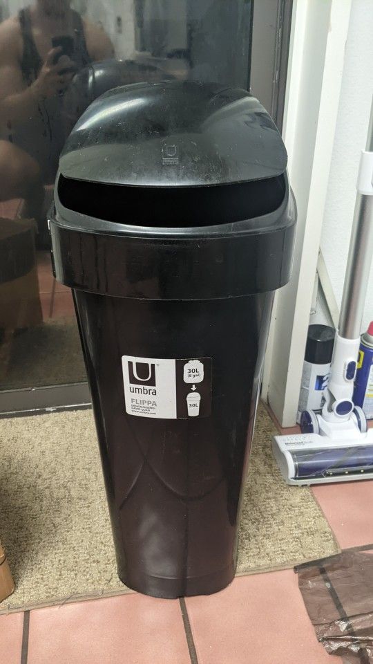 Trash Bin (8 Gallons)