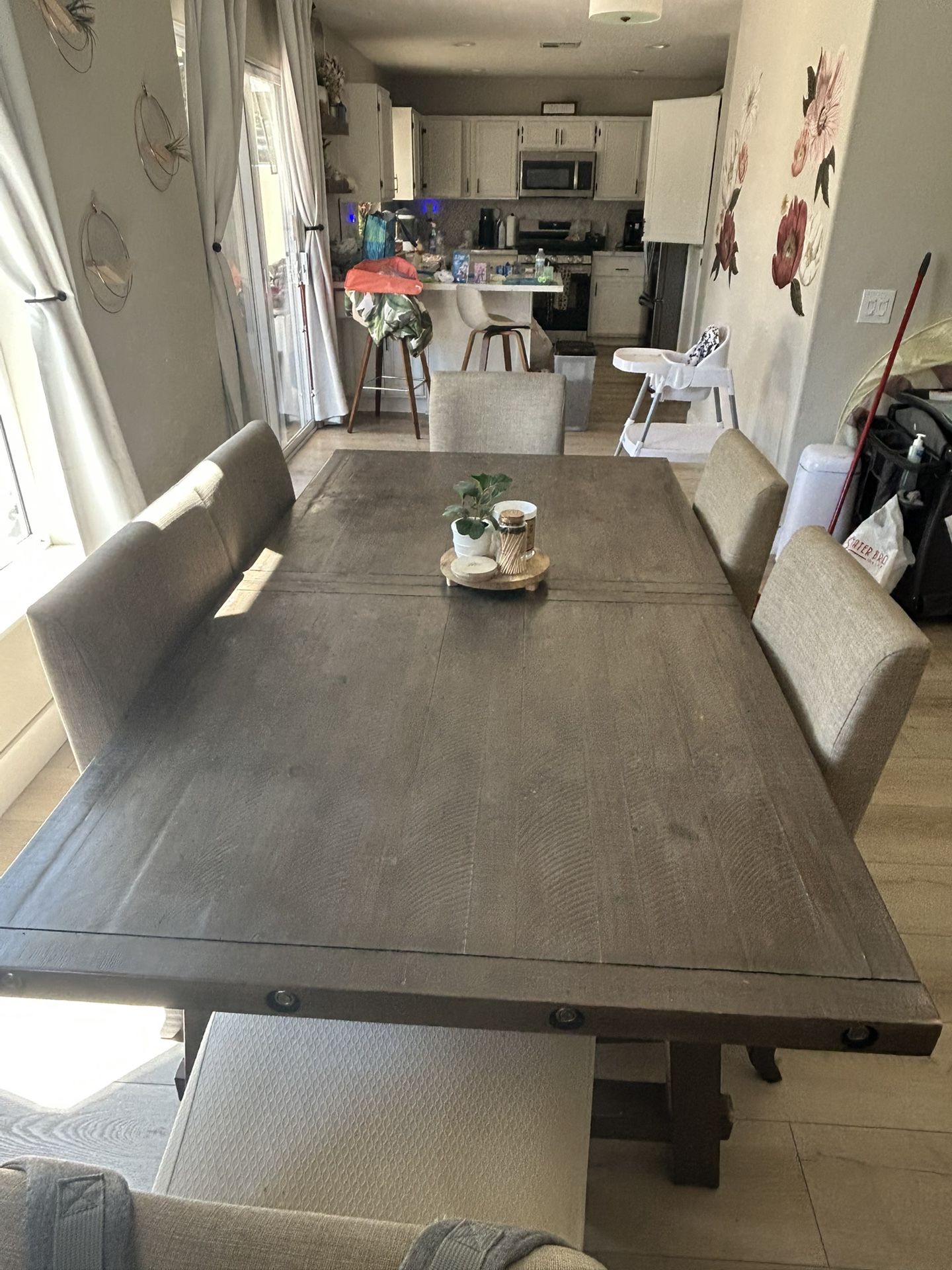 Jaxon dining Table 