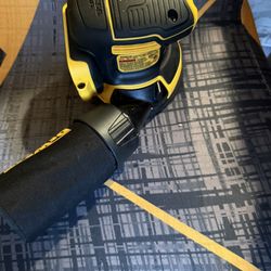 DeWALT 20v Max XR Orbital Sander