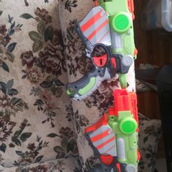 2 Nerf Guns With 2 Disc Darts