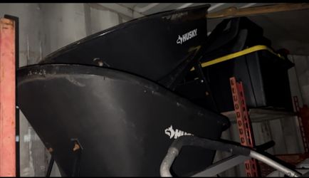 2 Wheelbarrows 1 Es De Plástico Otra De Metal $50 Cada Una