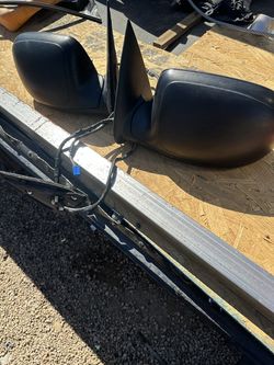 04 suburban  door mirrors Silverado Tahoe Yukon