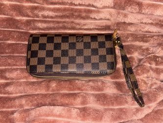  L V designer, zippy wallet