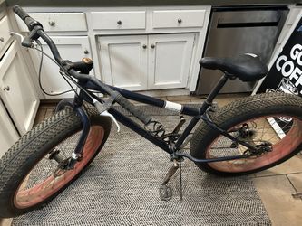 Oversized Mongoose Dolomite Bike