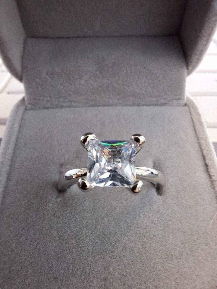 2 CARAT PRINCESS CUT ENGAGEMENT RING.. Sz 8