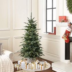 BEAUTIFUL CHRISTMAS TREE 🎄