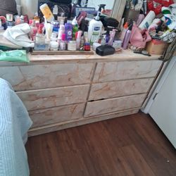 Dresser With Mirrior