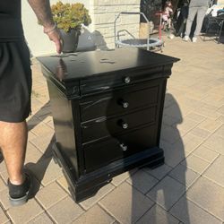Black Nights Stands Come With Matching Big Dresser/vanity