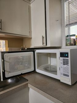 Emerson microwave Works Great used Conditions Check Picts For Details Please