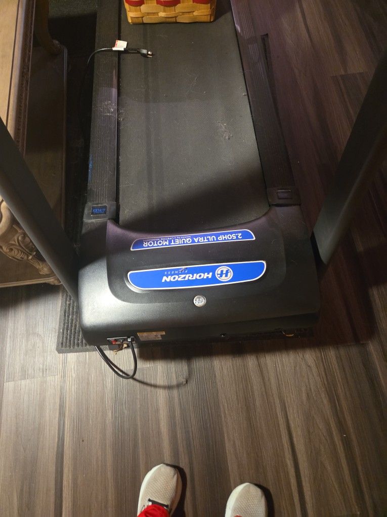 Like New Used 20 Times HORIZON TREADMILL WITH BUILT IN FAN WIFI 10 SWITCHES HIGHEST INCLINE