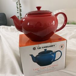 NEW Ceramic Le Creuset Large Tea Pot with strainer!