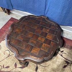 ANTIQUE COFFEE TABLE (DELIVERY AVAILABLE)