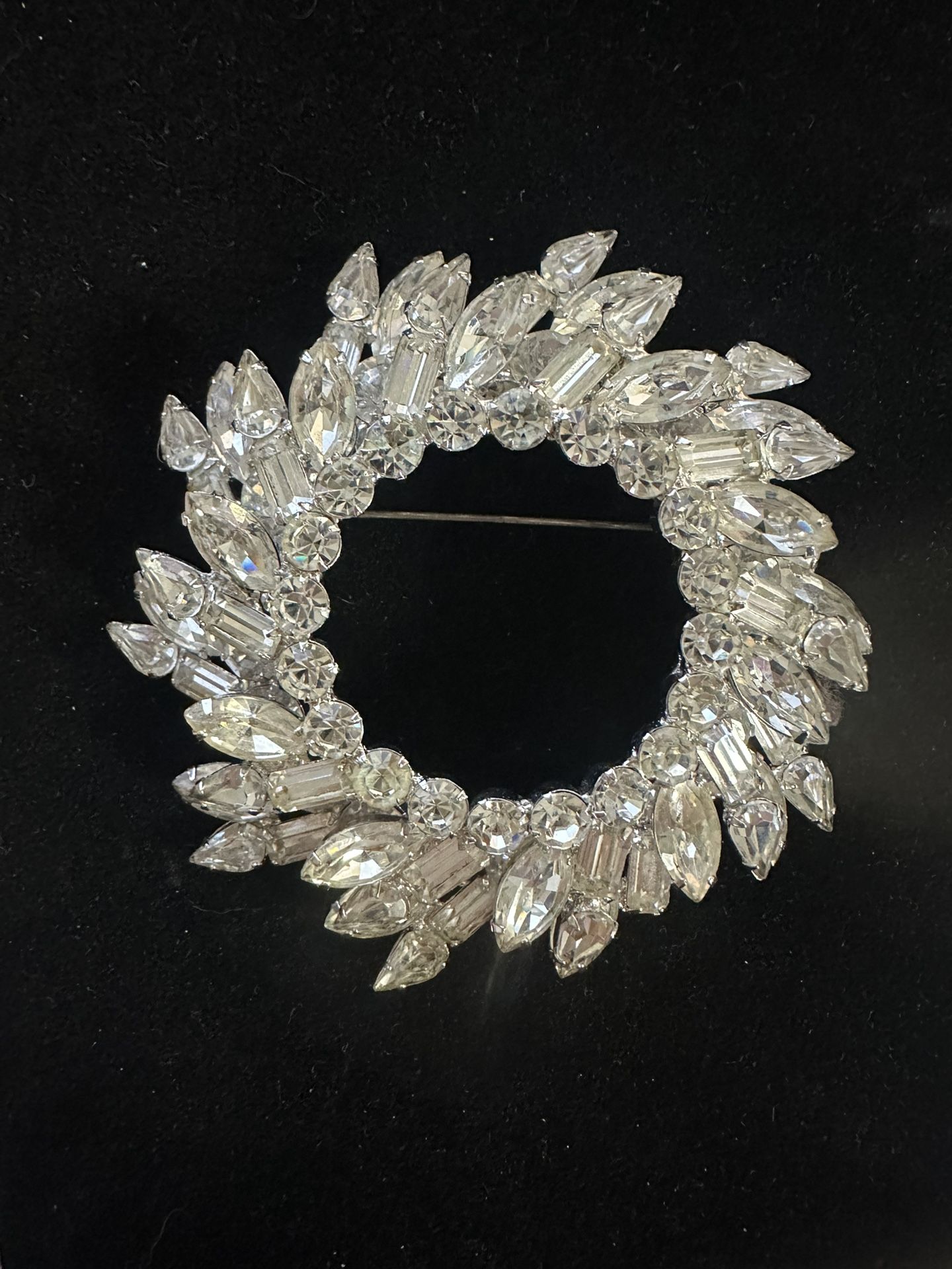 BEAUTIFUL VINTAGE Crystal Brooch