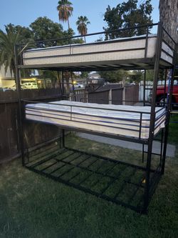 Triple bunk bed