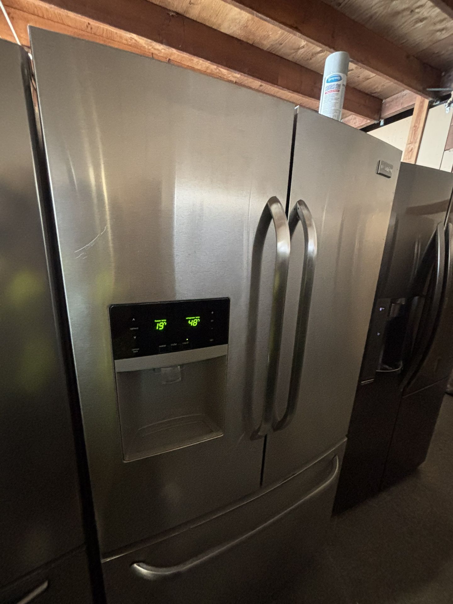 Frigidaire French Door Stainless Steel – Ice & Water, Bottom Freezer, Funciona Perfecto!
