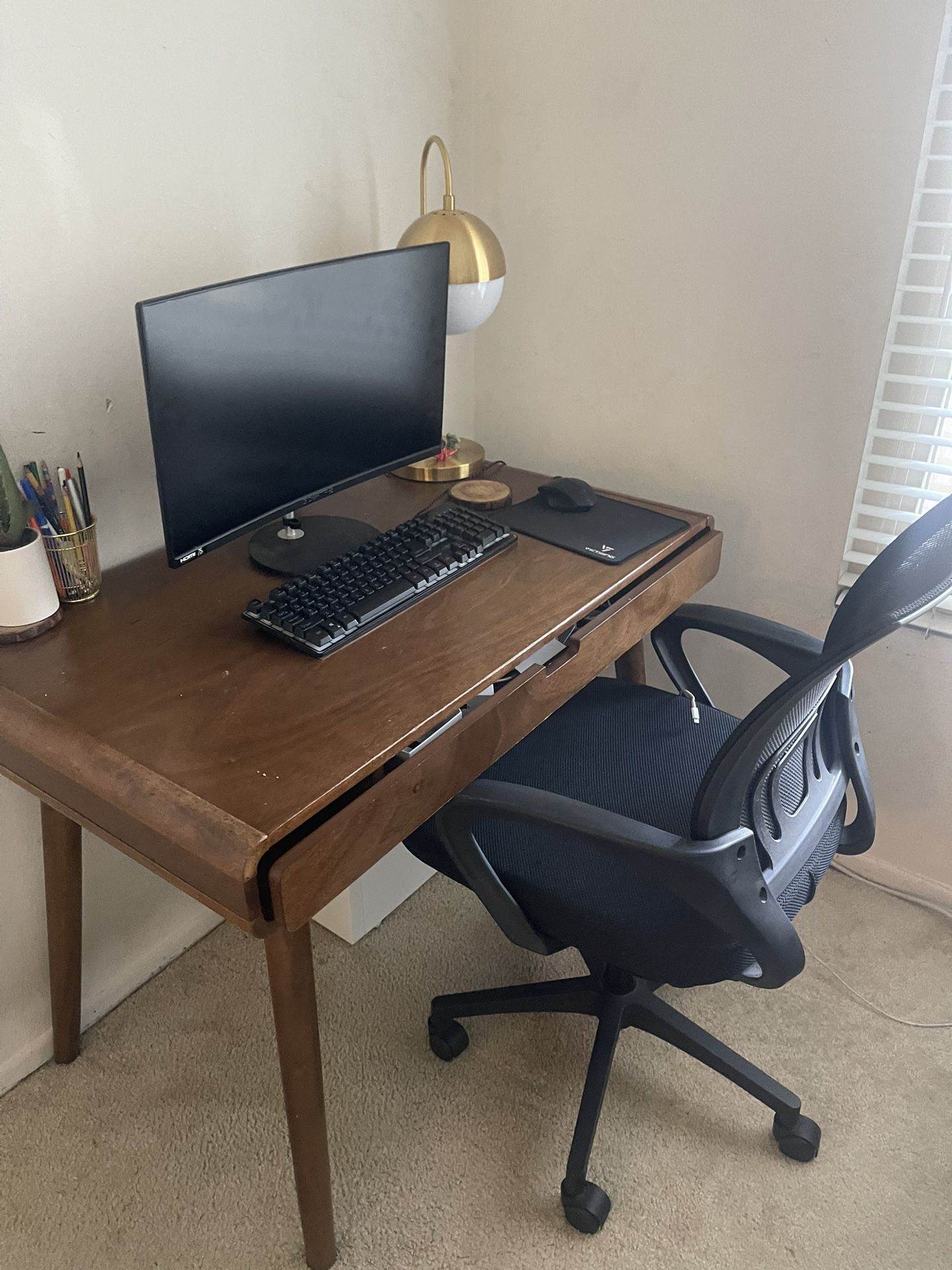 SALE WAYFAIR STUNNING COMPUTER DESK WITH LAMP $400 NOW FOR $250