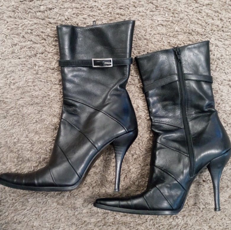 Women black boots