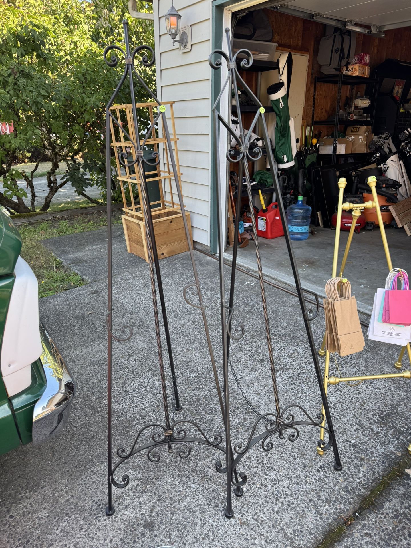 Easels For Events Black Metal Can