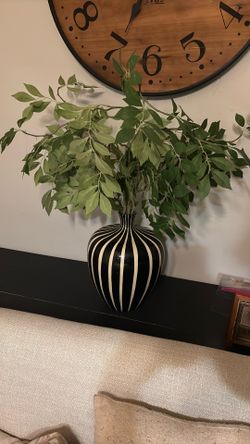 Black And white Vase w/stems