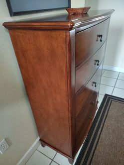 SOLID-WOOD-TALL-DRESSER-EXCELLENT CONDITION DELIVERY AVAILABLE