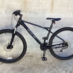 GT AVALANCHE 29er  MOUNTAIN BIKE HYDRAULIC DISC BRAKES W / LOCKOUT LIKE NEW