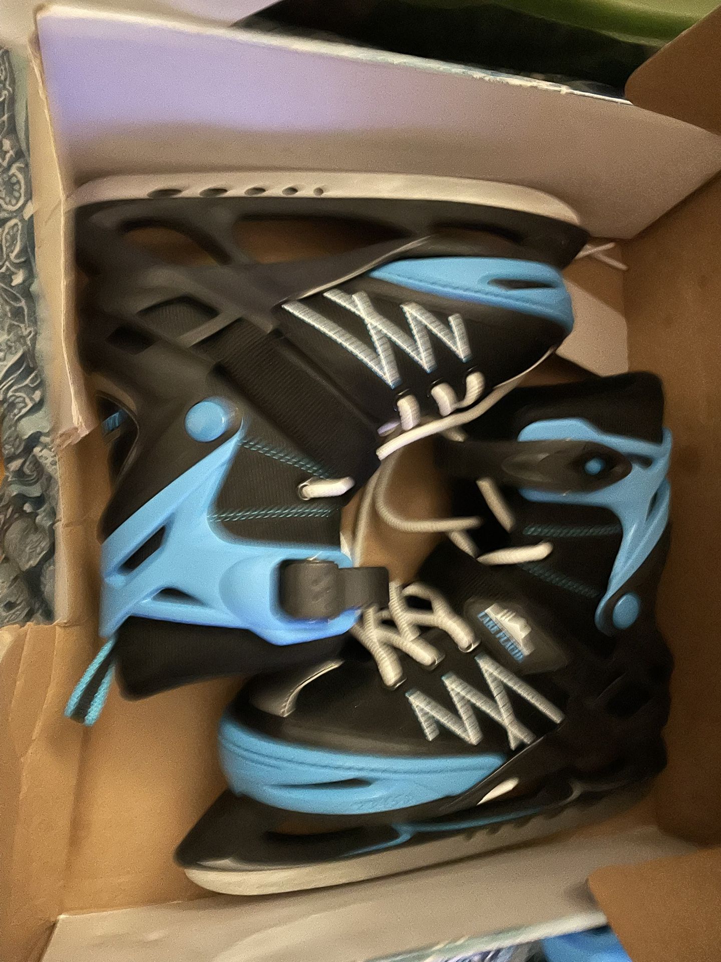 FREE BLACK & BLUE ICE SKATES 2-6 Youth
