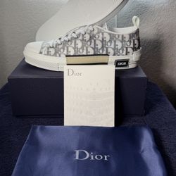 Size 12 Men Low Converse 