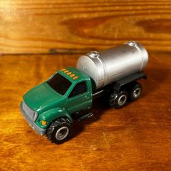 ERTL Tandem Tanker Truck Green Cab 3340Q01 1:64 Scale Diecast Vehicle loose