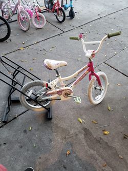 Giant Pudd'n 16-inch kids' bike in a pink and white color scheme. 