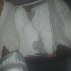 White tennis shoes