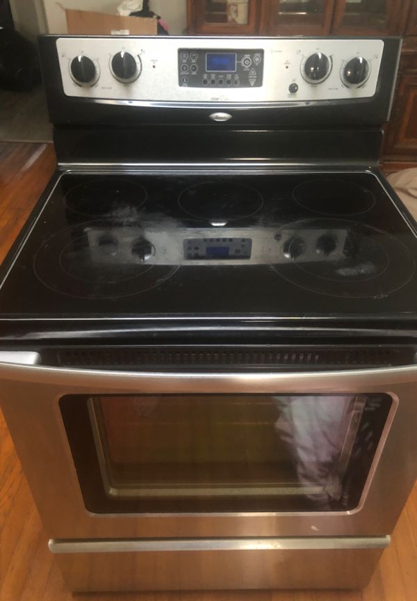 Whirlpool Stainless steel electric stove with automatic steam clean for