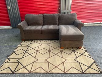 Sectional Reversible Couch!! Havertys!!Delivery Available 🚚!! Dimensions: 97” Length x 35” Height x 37”Depth ( 65” Depth Chaise)