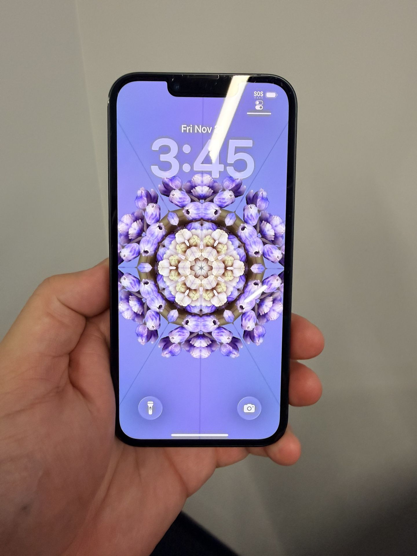 IPhone 13  128  GB,  Great  Condition!.  100% Battery UNLOCKED use any carrier.  Hablo Espanol.    