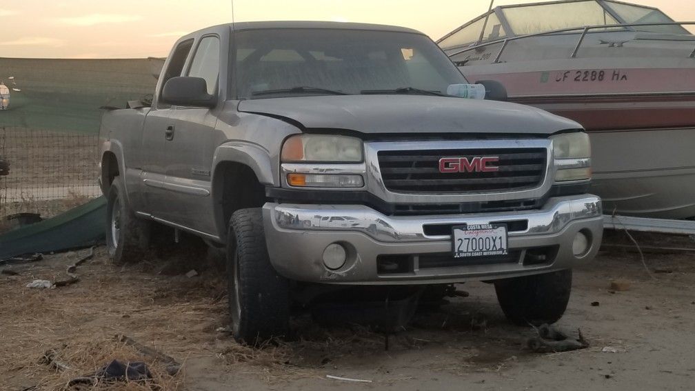 Read full add//2004 gmc sierra 2500 parting out. Short bed. NO ENGINE/NO TRANS