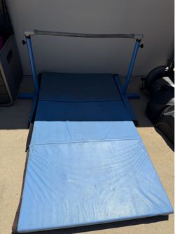 Gymnastics bar with mat - blue