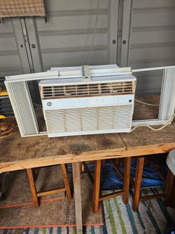 Eight thousand b t u g a air conditioner with remote