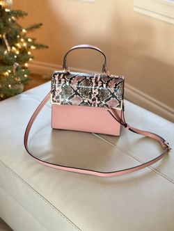 Stylish and multifunctional purse