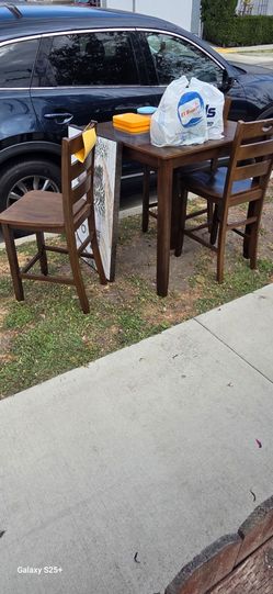 Free dining table and kitchen supplies